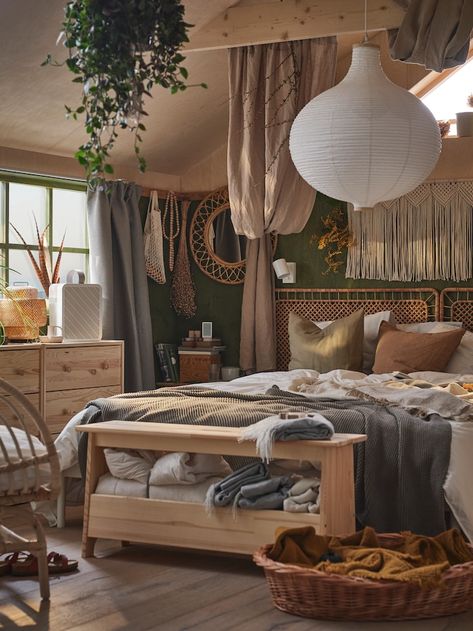 Inspiring ideas for a small cozy shared boho bedroom - IKEA Ikea Boho Bedroom, Banco Ikea, Small Shared Bedroom, Ikea Small Spaces, Wooden Storage Bench, Head Boards, Rattan Headboard, Boho Style Bedroom, Shared Bedroom