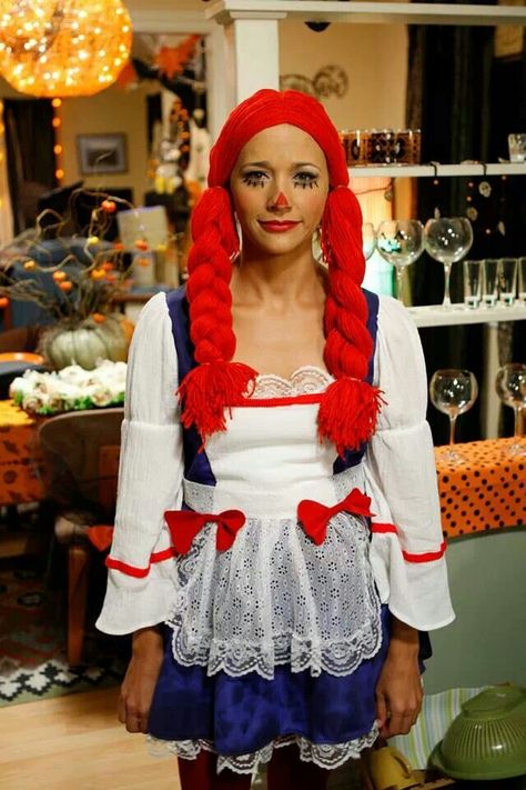 Ann Perkins raggedy Ann Raggedy Ann Halloween Costume, Raggedy Ann Costume, Storybook Character Costumes, Halloween Episodes, Rashida Jones, Clever Halloween Costumes, Parks And Rec, Diy Kostüm, Raggedy Ann Doll