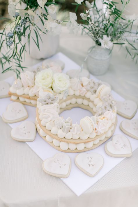 Dessert Table Cookies, Wedding Rings Ideas, Funny Wedding Pictures, Dresses 50s, 50s Wedding, Bridal Shower Inspo, Ring Cake, Winter Bridal Showers, Dessert Bar Wedding