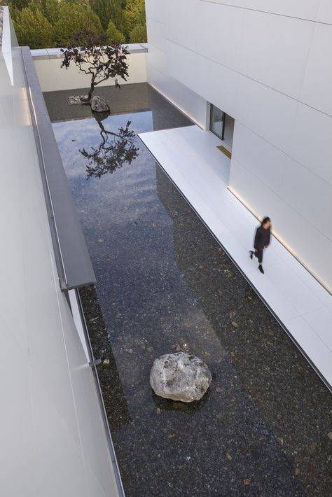 Reflecting Pool Architecture, Reflection Pool Garden, Water Interior Design, Reflection Pool, Water Architecture, Pool Water Features, Casa Country, Pool Villa, Reflecting Pool