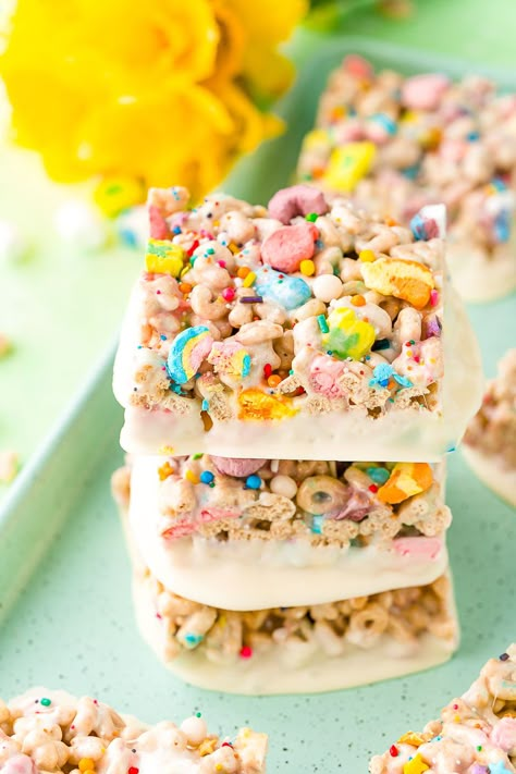 Lucky Charms Rice Crispy Treats, Lucky Charms Treats, Rice Crispy Treats Recipe, 3 Ingredient Desserts, Lucky Charms Marshmallows, Irish Recipes Traditional, Krispy Treats, Marshmallow Treats, Cereal Treats