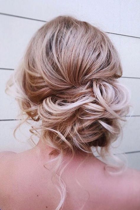 23 a messy curly low side bun with some curls down is a great idea for an effortlessly chic look - Weddingomania Hairstyle Bridesmaid, Mother Of The Bride Hairstyles, Side Bun Hairstyles, Wedding Hair Side, Side Bun, Mother Of The Bride Hair, Guest Hair, Fascinator Hairstyles, Engagement Outfit