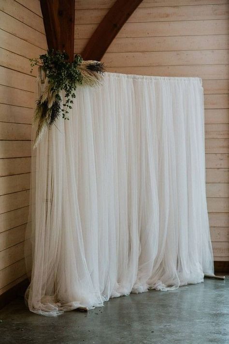 Easy Wedding Alter, Easy Photo Backdrop Wedding, Boho Chic Photo Backdrop, Simple Wedding Photo Booth, Simple Photo Backdrop Wedding, Easy Photobooth Ideas, Photo Booth For Weddings, Easy Boho Backdrop, Diy Reception Backdrop