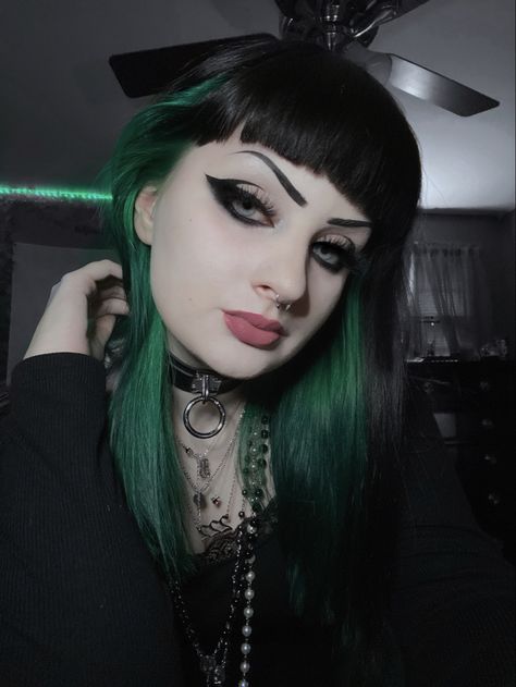 Egirl Green Hair, Goth Green Hair, Green Goth Hair, Emerald Green And Black Hair, Black And Emerald Hair, Dark Green And Black Hair, Green Goth Makeup, Egirl Hair Color, Green And Black Hair