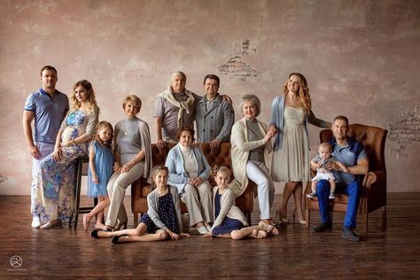 Big Family Photo Shoot Ideas, People Posing, Large Family Portraits, Studio Family Portraits, Family Photo Studio, Outdoor Family Portraits, Family Portrait Outfits, Summer Family Pictures, Big Family Photos