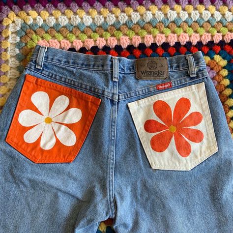 Custom Jeans | Custom Jeans 2023 Cute Painted Jeans Ideas, Painted Jean Shorts Aesthetic, Diy Denim Jeans Pants Ideas, Puffy Paint Clothes, Diy Clothing Aesthetic, Customized Pants Jeans, Cute Custom Outfits, Jean Diy Paint, Jeans Painting Ideas Aesthetic Easy