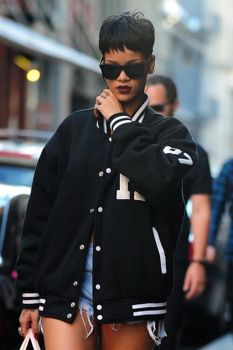 Rih Varsity Jacket. Letterman Jacket Outfit, Varsity Jacket Outfit, Looks Rihanna, Mode Rihanna, Leather Varsity Jackets, Rihanna Outfits, Jacket Outfit Women, Rihanna Riri, Rihanna Style