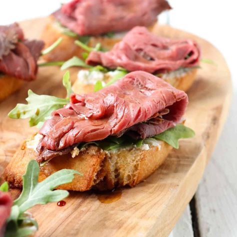 Steak Crostini, Warm Appetizers, Bread Roast, Crostini Appetizers, Chili Cheese Dips, Delicious Soups, Crostini Recipes, Toast In The Oven, Boursin Cheese