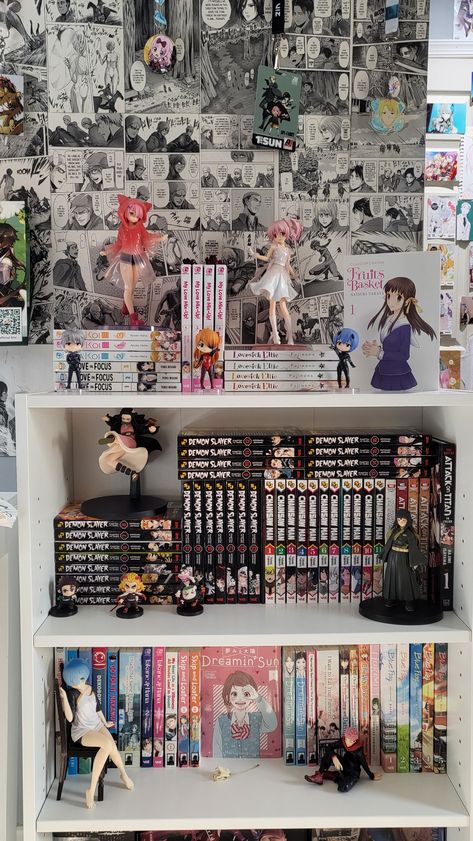 Manga Collection Shelf Aesthetic, Aesthetic Manga Shelves, Anime Collection Display, Anime Office Decor, Anime Shelf Aesthetic, Bedroom Inspo Anime, Manga Organization Ideas, Manga Bookshelf Ideas, Manga Bookshelf Aesthetic