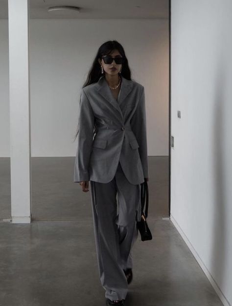 Graduation Outfit Winter, Grey Suit Styling, Grey Boots Outfit, Pantsuit Outfit, Scarf Outfit Winter, Good Work Boots, Wide Leg Pants Outfit, Scarf Outfit, Best Office