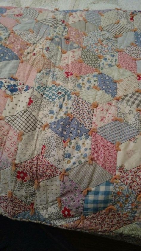 Vintage Quilts 1930s, Antique Quilts Patterns, Shabby Chic Quilts, Patchwork Quilting Designs, Vintage Quilts Patterns, English Paper Piecing Quilts, Homemade Quilts, Country Quilts, Cozy Quilts