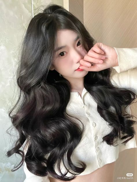 Curly Korean Hairstyles, Korean Curly Hairstyle, Curly Asian Hair, Korean Wavy Hair, Peinados Aesthetic, Dibujos Aesthetic, Kpop Videos, Douyin Makeup, Hair Style Korea