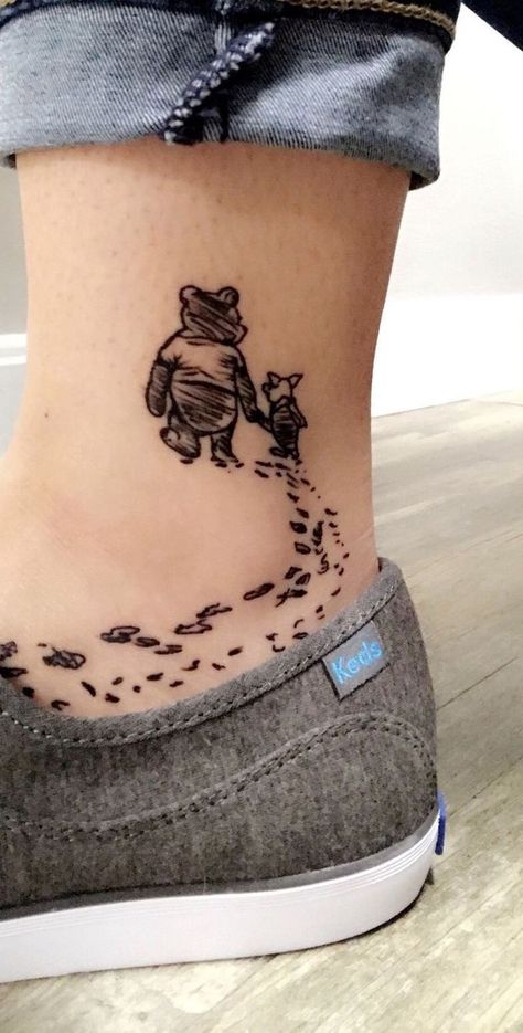 Pooh Tattoo, Winnie The Pooh Tattoos, H Tattoo, Tattoo Diy, Tattoo Zeichnungen, Disney Tattoo, Geniale Tattoos, Bear Tattoo, Tiny Tattoo