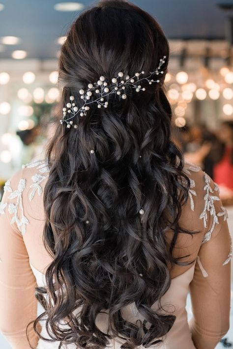 Simple Bridal Hairstyle, Reception Hairstyles, Mehndi Hairstyles, Easy Party Hairstyles, Hairstyles For Gowns, Long Bridal Hair, Hair Style On Saree, Hairstyles Design, Engagement Hairstyles