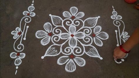 Muggu Painting On Floor, Rangoli Designs For Daily Use, Rangoli Designs Daily, Rangoli Muggulu Designs, Simpal Rangoli Image, Mugullu Rangoli Designs Simple, Diwali Rangoli Ideas Easy Small, Design Muggulu Simple, Daily Muggulu With Dots