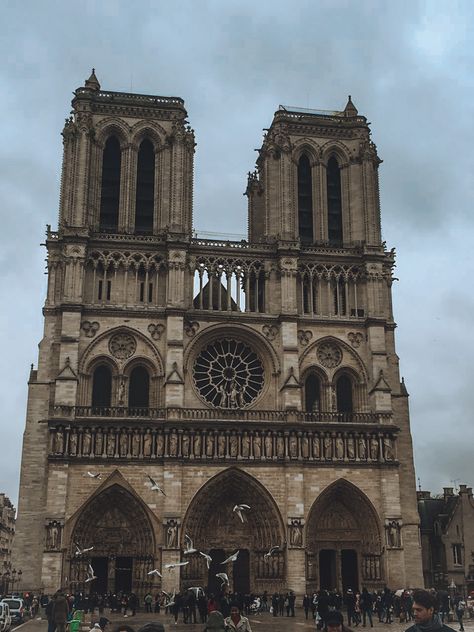 Aesthetic Cathedral, 18th Century Aesthetic, Darkacademia Aesthetic, French Cathedrals, Anna And The French Kiss, France Aesthetic, H.e.r Aesthetic, European Architecture, Gothic Aesthetic