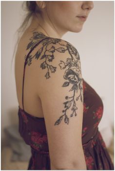 #aplicação pretty flower tattoo Wildflowers Tattoo, Flower Vine Tattoos, Front Shoulder Tattoos, Girl Shoulder Tattoos, Cool Shoulder Tattoos, Floral Tattoo Shoulder, Vine Tattoo, Awesome Girl, Shoulder Arm Tattoos