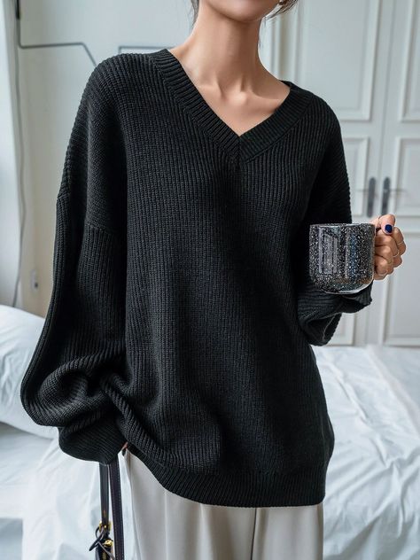 Baggy Sweater Outfits, Black Sweater Outfit, Oversized Black Sweater, Essential Wardrobe Pieces, Black V Neck Sweater, Baggy Sweaters, Plain Sweaters, Simple Sweaters, Black Knit Sweater