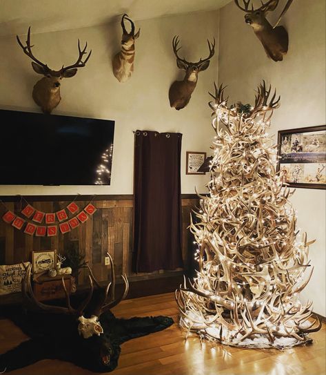 Christmas Antler Decor, Deer Shed Ideas, Antler Christmas Tree, Antler Tree, Deer Head Decor, Snowy Pinecone, Taxidermy Decor, Horns Decor, Big Deer