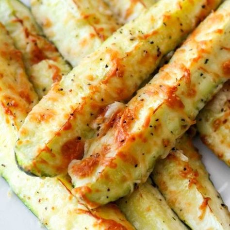 Parmesan Crusted Zucchini (+VIDEO) | Lil' Luna Yummy Food Quotes, Baked Parmesan Zucchini, Parmesan Crusted Zucchini, Food Comfort, Can Chicken Recipes, Food Spicy, Breakfast Homemade, Recipes Fish, Meals Dinner