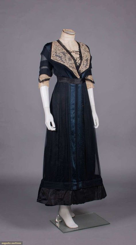 1900 Day Dress, 1917 Fashion, 1900 Dresses, Motif Soutache, 1900 Dress, 1918 Fashion, Mop Buttons, Edwardian Gowns, Historical Gowns