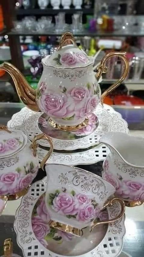 Design Home Ideas, Crockery Design, Home Decor Wallpaper, Fine China Dinnerware, Tea Party Table, Vintage Tea Sets, Tea Cup Collection, Garden Home Decor, Pretty Tea Cups