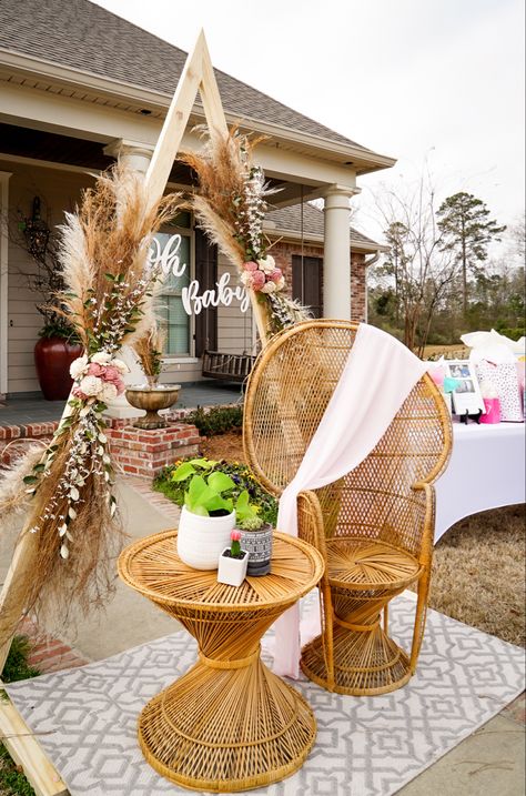 Pampas grass and floral bohemian baby shower sprinkling. Boho Theme Decorations, Boho Table Centerpieces Baby Shower, Babychella Baby Shower Ideas, Peacock Chair Bridal Shower Ideas, Boho Theme Baby Shower Ideas Girl, Hippy Baby Shower Decor, Peacock Chair Baby Shower Ideas, Boho Baby Shower Backdrop Ideas, Round Table Baby Shower Decor