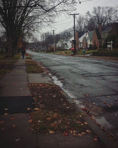 Wet Autumn street. Pretty Little Liars Fall Aesthetic, Pretty Little Liars Halloween, Emily Fields, Midwest Emo, Spencer Hastings, Over The Garden Wall, Three Houses, Autumn 2023, On A Rainy Day