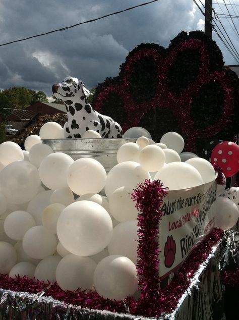 Pet parade float Southington CT Apple Harvest Parade 2012 Wagging Tails Pet Sitting & Mobile Grooming Service Parade theme: "Ripe with possibilities" Parade Float Diy, Parade Float Ideas, Pet Grooming Shop, Mobile Grooming, Pet Grooming Business, Christmas Parade Floats, Dog Parade, Pet Parade, Dog Spa