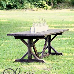 DIY Farmhouse Table for $65: I'd like to round up some old barn/shed wood and try this would opt for simpler legs Outdoor Dining Table Diy, Outdoor Farmhouse Table, Chic Dining Table, Restoration Hardware Table, Shanty 2 Chic, Reclaimed Wood Table, Diy Dining Table, Diy Farmhouse Table, Diy Dining