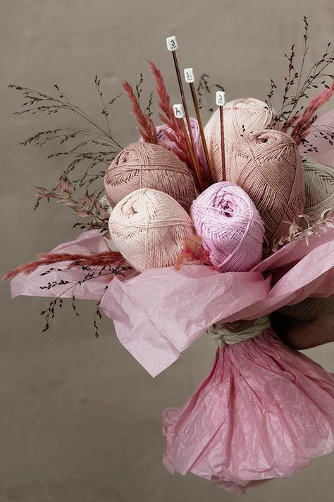 Gift Bouquet, Diy Presents, Creative Gift Wrapping, Easter Decorations Diy Easy, Cadeau Diy, Christmas Gift Basket, Christmas Gift Baskets, Diy Easter Decorations, Diy Birthday Gifts