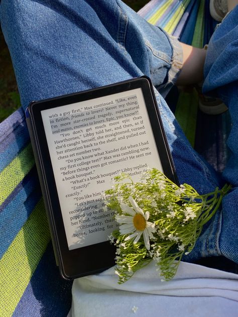 Outdoor Book Photography, Reading Romanticized, Kindle Girl Aesthetic, Reading On Kindle Aesthetic, Kindle Photography Ideas, Kindle Reading Aesthetic, Reading Kindle Aesthetic, Kindle Girlie, Reading Kindle