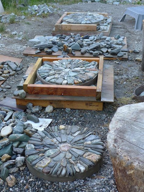 Jeffrey Bale's World of Gardens: Building a Pebble Mosaic Stepping Stone Diy Walkways, Mosaic Walkway, Mosaic Stepping Stone, Backyard Walkway, Stepping Stones Diy, Mosaic Stepping Stones, Outdoor Path, Tiny Garden, Garden Stepping Stones