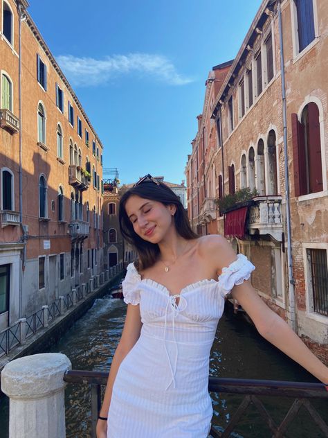 Photo Ideas In Venice, Venice Pose Ideas, Photo Inspo Italy, Venice Inspo Pics, Venice Italy Picture Ideas, Venice Italy Aesthetic Outfit, Venice Italy Photo Ideas, Venice Poses, Venice Instagram Pictures