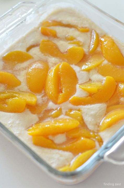 Easy Bisquick Peach Cobbler Recipe, Recipes With Can Peaches, No Mix Peach Cobbler, Canned Peach Deserts, Easy Southern Peach Cobbler, Can Peach Cobbler Easy, Cracker Barrel Peach Cobbler Recipe, Peach Cobbler From Canned Peaches, Easy Peach Cobbler Recipe With Self Rising Flour