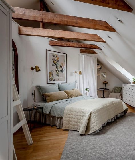 Attic Room Wood Ceiling, Decorating Sloped Walls, Angled Ceiling Wall Decor, Volted Ceiling Bedroom Ideas, Small Bedroom With High Ceilings, Bedroom Under Roof Sloped Ceiling, High Sloped Ceiling Bedroom, Panelling Sloped Ceiling, Sloped Ceiling Bedroom Master Suite