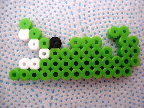 . by Coisas do Leo, via Flickr Crocodile Perler Beads, Green Perler Bead Ideas, Small Perler Ideas, Pyssla Ideas Easy, Small Perler Beads Ideas, Pisla Ideas, Venusaur Pokemon, Bead Things, Melty Bead Designs