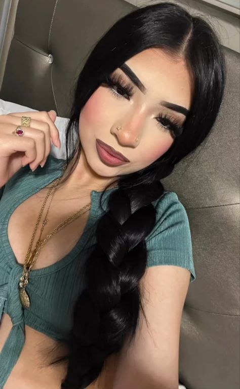 Makeup Inspo Latina, Copy N Paste Latina Hairstyles, Makeup Copy And Paste Latina, Hairstyles Mexican Girl, Latin Makeup Looks, Baddie Hair Dye Ideas, Latina Bun Hairstyle, Hair Styles For Latinas, Hispanic Girl Makeup