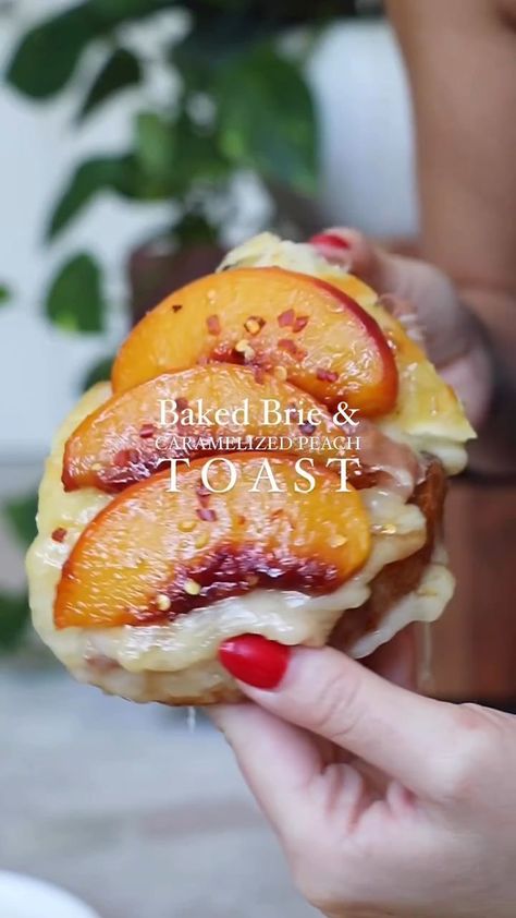 Brie Toast, Peach Toast, Baked Brie, Naan, Brie, Diy Food Recipes, Appetizer Snacks, Aesthetic Food, Peaches