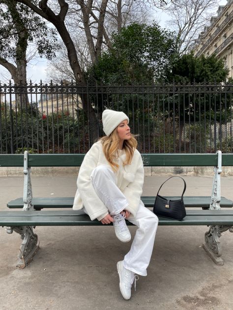 All white outfit - inspiration look White Poncho Outfit, All White Outfit Winter, All White Winter Outfit, White Winter Outfits, Winter Wonderland Costume, Korean Outfits Winter, White Pants Outfit Winter, Minimal Winter Outfit, Japan Ootd