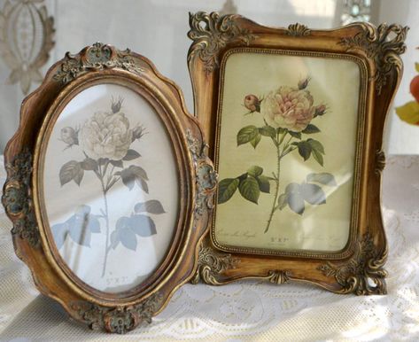 Old Picture Frames Vintage, Ornate Photo Frames, Vintage Brass Picture Frames, Vintage Gold Frame Art, Picture Frames For Living Room, Small Vintage Picture Frames, Vintage Photo Frame Aesthetic, Retro Picture Frames, Vintage Photo Frames On The Wall