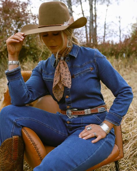 Denim Shirt Cowgirl Outfit, Denim Western Outfits Women, Rich Cowgirl Aesthetic, Classic Western Outfits, Cowboy Women Outfits, Western Denim Outfit, Vintage Western Outfits Women, What To Wear To A Rodeo, 90s Country Fashion