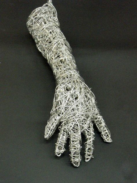 Wire art Hand Sculpture, Apartment Decor Inspiration, Upcycle Projects, Wire Art, Art Google, Art Sculpture, Art Class, Make Art, Art Classes