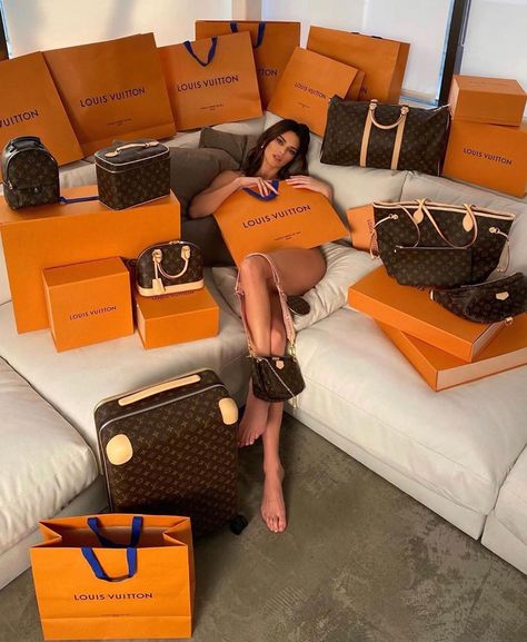 Louis Vuitton Fan Page: “😍 @kendalljenner  @letthelordbewithyou  #lv #louisvuitton #lvbags” Jordyn Woods, Rich Girl Lifestyle, Red Table, Luxury Lifestyle Dreams, Winona Ryder, Future Lifestyle, Kardashian Jenner, Rich Girl, Lv Bag