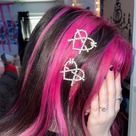 Pink Draculaura Hair, Pink And Black Hair Highlights, Red And Pink Highlights Brunettes, Pink Hair Streaks With Bangs, Draculaura Hair Aesthetic, Scene Hair Aesthetic, Draculaura Nails Aesthetic, Dyed Hair Y2k, Black N Pink Hair