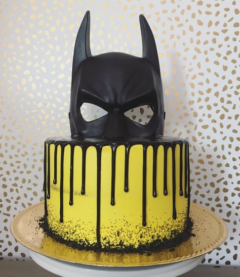 Batman Theme Party, Batman Themed Birthday Party, Batman Cake Topper, Batman Birthday Cakes, Ganache Drip, Cake Yellow, Hero Mask, Batman Cake, Boys Birthday Party