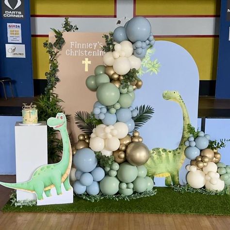 Finnleys Christening ✝️ Finnley is dinosaur mad and only seemed right to create a display he would love!! These colours are just amazing together 😍 Tuftex - lace , meadow and fog Kalisan - mirror gold Cake by - @hmm.cakes #dinosaur #christening #christeningparty #dinosaurballoons #balloons #balloondecor #bapiaparty #balloons2business #blissfulballoonz