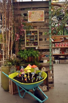 Retail Garden Displays, Summer Shop Display Ideas, Tree Display Retail, Fairy Garden Display Ideas, Garden Shop Ideas, Garden Display Ideas, Plant Store Display, Garden Center Ideas, Garden Shop Display