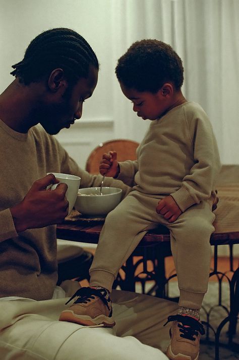 Men With Kids Aesthetic, Black Family Aesthetic, Black Fatherhood, Black Fathers, Black Photography, Dad Baby, Black Families, Photo Couple, Black Community