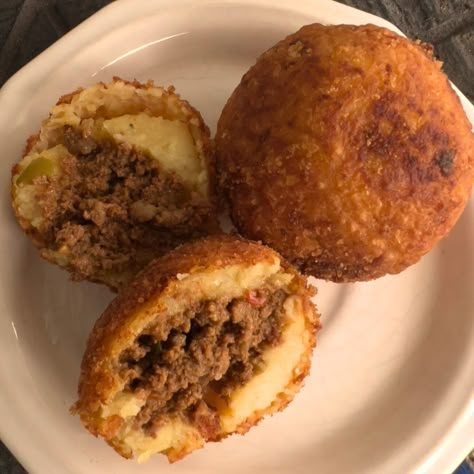 Beef Patties Recipes, Haitian Recipes, Stuffed Potato, Potato Balls, Instant Potatoes, Puerto Rico Trip, Puerto Rico Food, Dr Food, Boricua Recipes